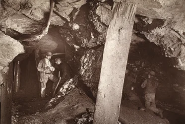 Heave, katso länteen, Blue Hillsin kaivos, kuvitus J.C. Burrowsin ja William Thomasin teoksesta "Mongst mines and miners tai Underground Scenes by Flash-Light", pubi. 1893 (seepiakuva)