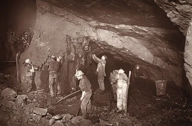 Pysähdymme 70:ssä East Poolin kaivoksessa, kuvitus J.C. Burrowsin ja William Thomasin pubista "Amongst mines and miners, or Underground Scenes by Flash-Light". 1893 (seepiakuva)