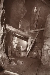 180 East Poolin kaivoksessa, kuvitus J.C. Burrowsin ja William Thomasin pubista "Mongst mines and miners tai Underground Scenes by Flash-Light". 1893 (seepiakuva)