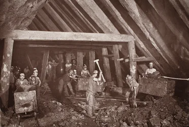 412, Dolcoathin kaivos, kuvitus J.C. Burrowsin ja William Thomasin teoksesta "Mongst mines and miners tai Underground Scenes by Flash-Light", pubi. 1893 (seepiakuva)