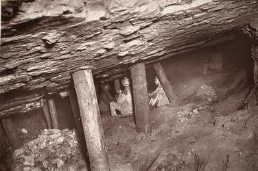 The 66, Blue Hills mine, kuvitus J.C. Burrowsin ja William Thomasin teoksesta "Mongst mines and miners tai Underground Scenes by Flash-Light", pubi. 1893 (seepiakuva)