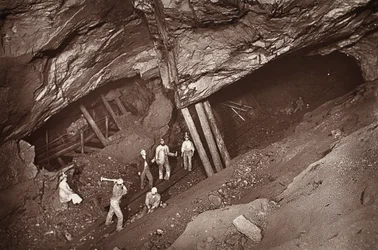 70-raitiovaunutie, East Poolin kaivos, kuvitus J.C. Burrowsin ja William Thomasin teoksesta "Mongst mines and miners tai Underground Scenes by Flash-Light", pubi. 1893 (seepiakuva)