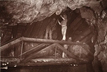 The Bridge, East Poolin kaivos, kuvitus J.C. Burrowsin ja William Thomasin teoksesta "Mongst mines and miners tai Underground Scenes by Flash-Light", pubi. 1893 (seepiakuva)