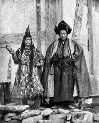 Sikkimin lamist-papit pukeutuneena kaapuihin, Talungin luostari, Intia, 1922.