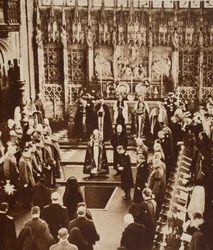 Kuningas Edward VIII ripottelee maata isänsä arkkuun, 1936