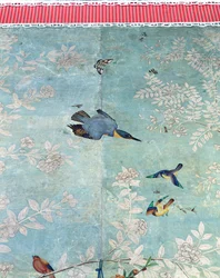 Vyöllinen kuningaskalastaja, leikattu "The Birds of America" -kirjasta ja liimattu käsinmaalatulle kiinalaiselle tapetille (kollaasi)