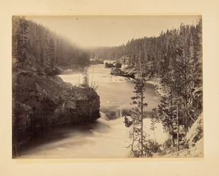 Yellowstonen kosket vesiputousten yläpuolella