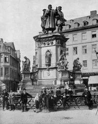 Muistomerkki Gutenbergin (v.1397-1468) saksalaisen painokoneen keksijän, Frankfurtin muistoksi (m/v kuva)