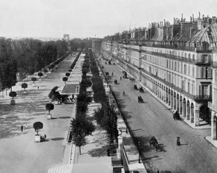Rue de Rivoli Pariisissa, vasemmalla Tuileries