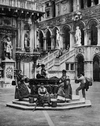 Venetsian herttuapalatsin hovi Italiassa n. 1890 valokuva: John Lawson Stoddard (1850 1931) Traveler and Conferencier Opetusjulkaisu Chicagolle (m/v kuva)