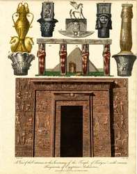 Näkymä Tentyran temppelin pyhäkön sisäänkäynnistä: erilaisia egyptiläisen arkkitehtuurin fragmentteja mukana.