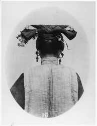 Takakuva naimisissa olevan manchu-matron Coiffuresta, n. 1867-72