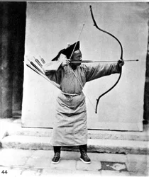Kiina, jousiampuja, n. 1870 (kuva)