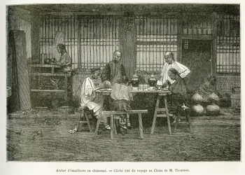 Pekinin kloisonnepajan käsityöläiset. Kaiverrus M.Thomsonin valokuvan jälkeen havainnollistamaan matkaa Pekiniin ja Pohjois-Kiinaan, T.Chutze, vuonna 1873, julkaistu "" Le tour du monde "" 1876, toimittanut Edouard Charton, painos Hachette, Pa
