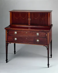 Tambour-pöytä, John ja Thomas Seymourin kaupasta tai Thomas Seymours Boston Furniture Warehousesta, 1794-1810 (mahonkia upotekoristeella)
