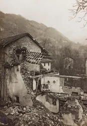 Albumi "Meine weltkriegs - Erinnerungen South-West Front (Kärnten, Italia, Etelä-Tiroli) (Minun maailmansota - muistoja Lounaisrintamasta Kärntenissä, Italiassa, Trentino-Alto Adige) 31.3.1915-12.11. 1918 - Josef Zohles Wien ": talon rauniot (m/w kuva