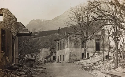 Albumi "Oma maailmansota - muistoja Lounaisrintamasta Kärntenissä, Italiassa, Trentino-Alto Adigessa) 31.3.1915-12.11.1918 - Josef Zohlen Wien": rauniota Bovecissa (m/v kuva)