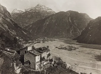 Albumi "Oma maailmansota - muistoja Lounaisrintamasta Kärntenissä, Italiassa, Trentino-Alto Adigessa) 31.3.1915-12.11.1918 - Josef Zohles Wien": näkymä Chiusafortelle (b/w ph