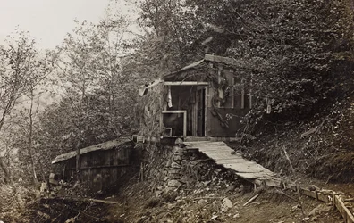 Albumi "Oma maailmansota - muistoja Lounaisrintamasta Kärntenissä, Italiassa, Trentino-Alto Adigessa) 31.3.1915-12.11.1918 - Josef Zohles Wien": sotilaskasarmi (m/w kuva