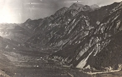 Albumi "Oma maailmansota - muistoja Lounaisrintamasta Kärntenissä, Italiassa, Trentino-Alto Adigessa) 31.3.1915-12.11.1918 - Josef Zohlen Wien": panoraama (m/w kuva)