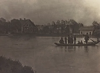Albumi "Oma maailmansota - muistoja Lounaisrintamasta Kärntenissä, Italiassa, Trentino-Alto Adige" 31.3.1915-12.11.1918 - Josef Zohles Wien ": vene Drava-joella vuonna