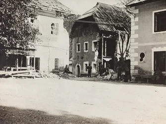 Albumi "Meine weltkriegs - Erinnerungen South-West Front (Kärnten, Italia, Etelä-Tiroli) (Minun maailmansota - muistoja Lounaisrintamasta Kärntenissä, Italiassa, Trentino-Alto Adige) 31.3.1915-12.11. 1918 - Josef Zohles Wien ": neliö ja rauniot (b/w pho