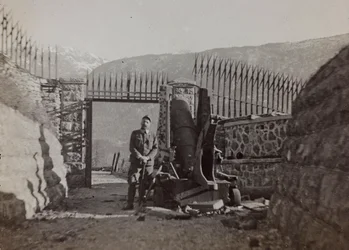 Albumi "Oma maailmansota - muistoja Lounaisrintamasta Kärntenissä, Italiassa, Trentino-Alto Adigessa) 31.3.1915-12.11.1918 - Josef Zohlen Wien": sotilas linnoituksen sisällä (
