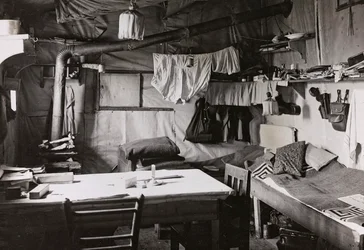 Albumi "Oma maailmansota - muistoja Lounaisrintamasta Kärntenissä, Italiassa, Trentino-Alto Adigessa) 31.3.1915-12.11.1918 - Josef Zohles Wien": upseerien asunto (m/v kuva