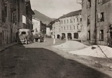 Albumi "Oma maailmansota - muistoja Lounaisrintamasta Kärntenissä, Italiassa, Trentino-Alto Adigessa) 31.3.1915-12.11.1918 - Josef Zohlen Wien": neliö Tolmezzo (m/v kuva)