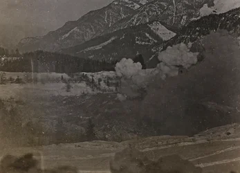 Albumi "Oma maailmansota - muistoja Lounaisrintamasta Kärntenissä, Italiassa, Trentino-Alto Adigessa) 31.3.1915-12.11.1918 - Josef Zohlen Wien": pommi-iskut (m/w kuva)