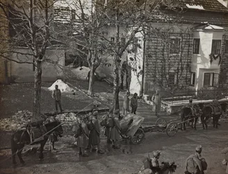 Albumi "Oma maailmansota - muistoja Lounaisrintamasta Kärntenissä, Italiassa, Trentino-Alto Adigessa) 31.3.1915-12.11.1918 - Josef Zohles Wien": tykkimiehiä Tarvisiossa (b/w ph