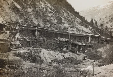 Albumi "Oma maailmansota - muistoja Lounaisrintamasta Kärntenissä, Italiassa, Trentino-Alto Adigessa) 31.3.1915-12.11.1918 - Josef Zohles Wien": sotilaskasarmi (m/v kuva
