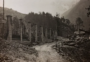 Albumi "Oma maailmansota - muistoja Lounaisrintamasta Kärntenissä, Italiassa, Trentino-Alto Adigessa) 31.3.1915-12.11.1918 - Josef Zohlen Wien": raunioista (m/w kuva)
