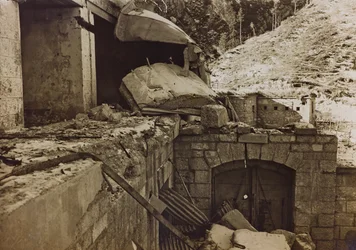 Albumi "Meine weltkriegs - Erinnerungen South-West Front (Kärnten, Italia, Etelä-Tiroli) (Minun maailmansota - muistoja Lounaisrintamasta Kärntenissä, Italiassa, Trentino-Alto Adige) 31.3.1915-12.11. 1918 - Josef Zohles Wien ": tehtaan rauniot (b/w ph
