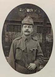 Albumi "Oma maailmansota - muistoja Lounaisrintamasta Kärntenissä, Italiassa, Trentino-Alto Adigessa) 31/03/1915-12/11/1918 - Josef Zohles Wien": sotilaan muotokuva (b/w ph