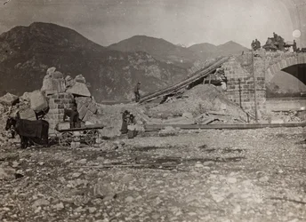 Albumi "Meine weltkriegs - Erinnerungen South-West Front (Kärnten, Italia, Etelä-Tiroli) (Minun maailmansota - muistoja Lounaisrintamasta Kärntenissä, Italiassa, Trentino-Alto Adige) 31.3.1915-12.11. 1918 - Josef Zohles Wien ": sillan rauniot