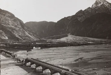 Albumi "Oma maailmansota - muistoja Lounaisrintamasta Kärntenissä, Italiassa, Trentino-Alto Adige" 31.3.1915-12.11.1918 - Josef Zohlen Wien": silta Tagliamentossa (b/w