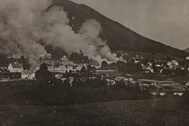 Albumi "Oma maailmansota - muistoja Lounaisrintamasta Kärntenissä, Italiassa, Trentino-Alto Adige" 31.3.1915-12.11.1918 - Josef Zohles Wien ": pommi-iskut Tarvisiossa (b/w p