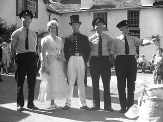 Hawkshead Fayre -tapahtuman naamiaisasuiset miehet ja naiset Mintrel