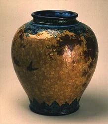 Maljakko, n.1880 (saviastia, monivärimaalaus).