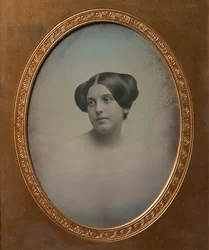 Nuori nainen kahdessa sämpylässä muotoiltuja hiuksia, 1850-luku. Tekijät: Josiah Johnson Hawes, Albert Sands Southworth.