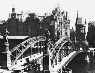 Silta Speicherstadtissa (varastokaupunki) Hampurissa, n. 1910