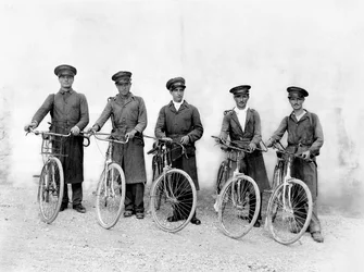 Spoleton "viisi muskettisoturia", tuholaistorjujat, noin 1930 (gelatiinihopeakuvio).