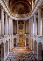 Näkymä Hardouin-Mansartin vuonna 1709 tekemästä kuninkaallisesta kappelista, jonka kardinaali Noailles vihki 1710. Versaillesin linna