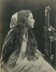 (”Nainen ristin kanssa”) Mary Ann Hillier