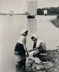 Pyykki jokien äärellä, 1900, 1921