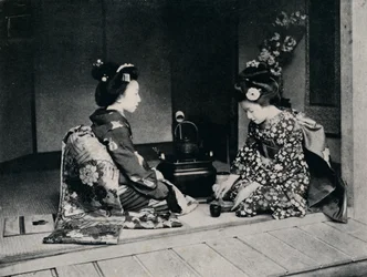 Seremoniallinen tee, jota tarjoilevat ihanat japanilaiset kädet, 1900, 1921.