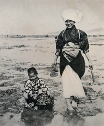 Simpukoiden kaivaminen laskuveden aikaan Tokionlahdella, 1900, 1921