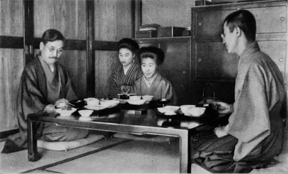 Japanilainen perhelounas, 1900, 1921