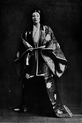 Rouva Charles Burnett 1400-luvun japanilaisessa hoviasussa. Mrs. Burnettsin Japassa kirjoitetut runot